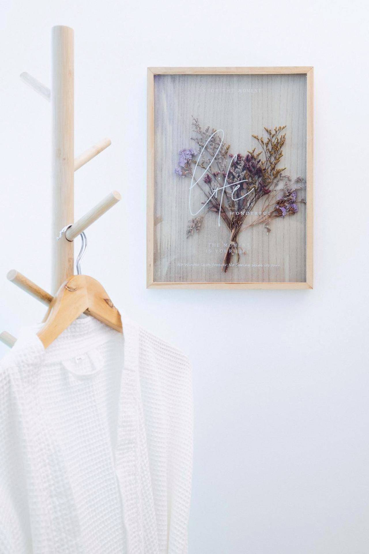 Peignoir blanc et cadre décoratif fleuri - Centara Spa vichy