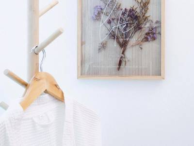 Peignoir blanc et cadre décoratif fleuri - Centara Spa vichy