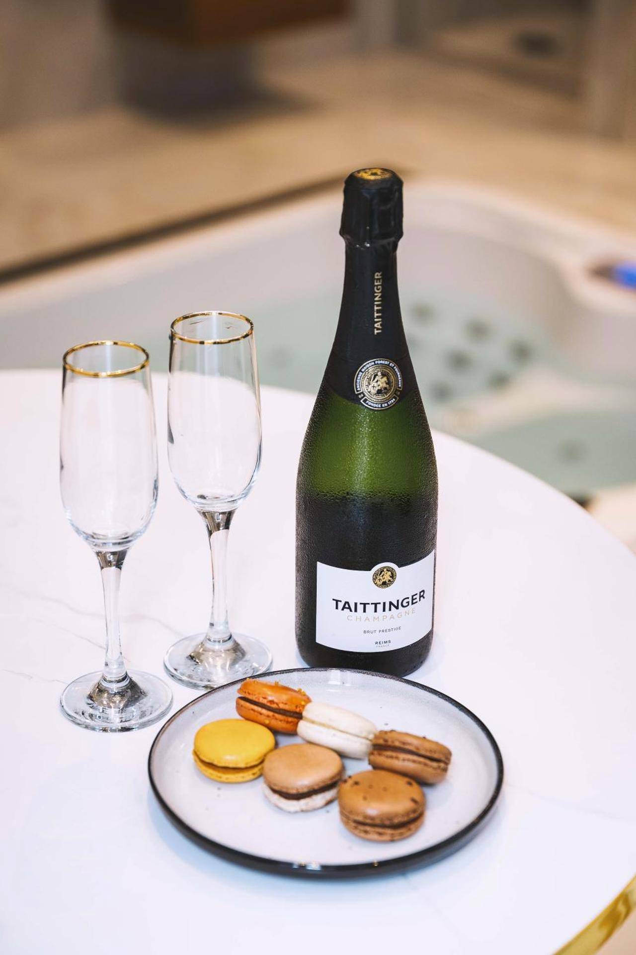 Bouteille de champagne, flûtes et macarons - Centara Spa vichy