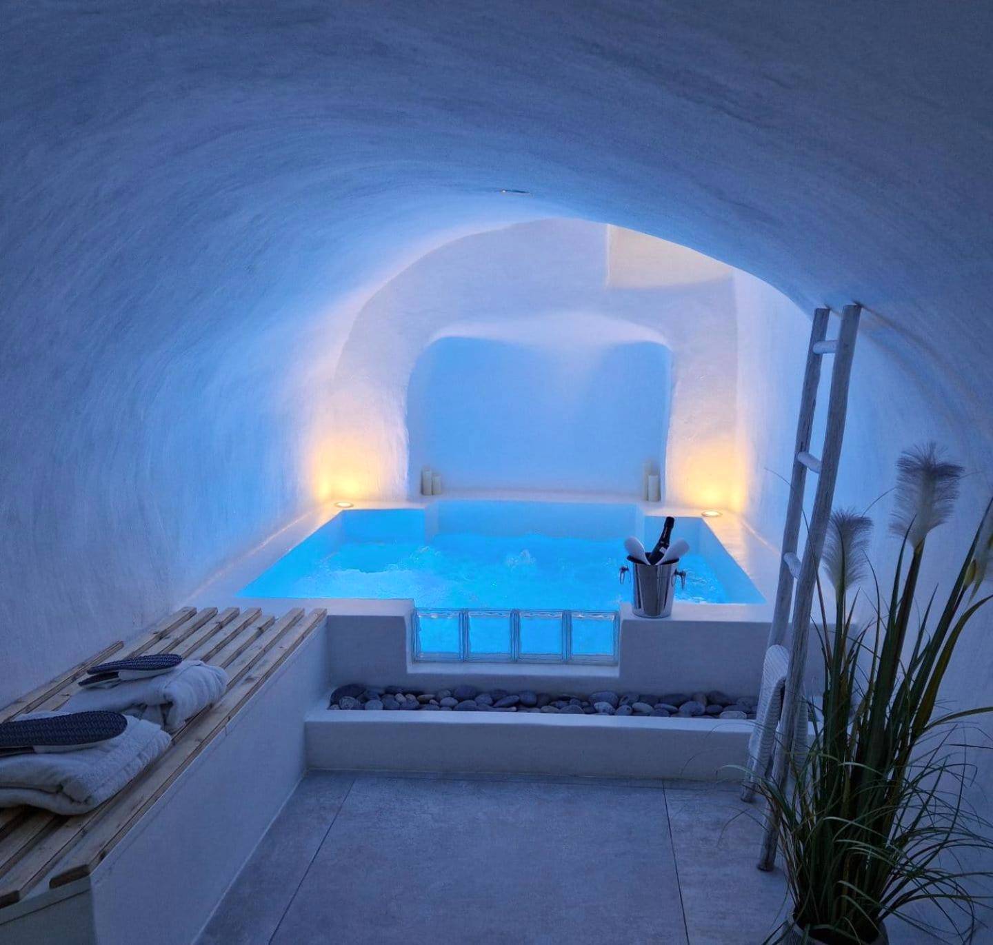Bassin balnéo sous voûte avec lumière bleue - Love Room Mougins - Loveroom La Cesarine Jacuzzi privé
