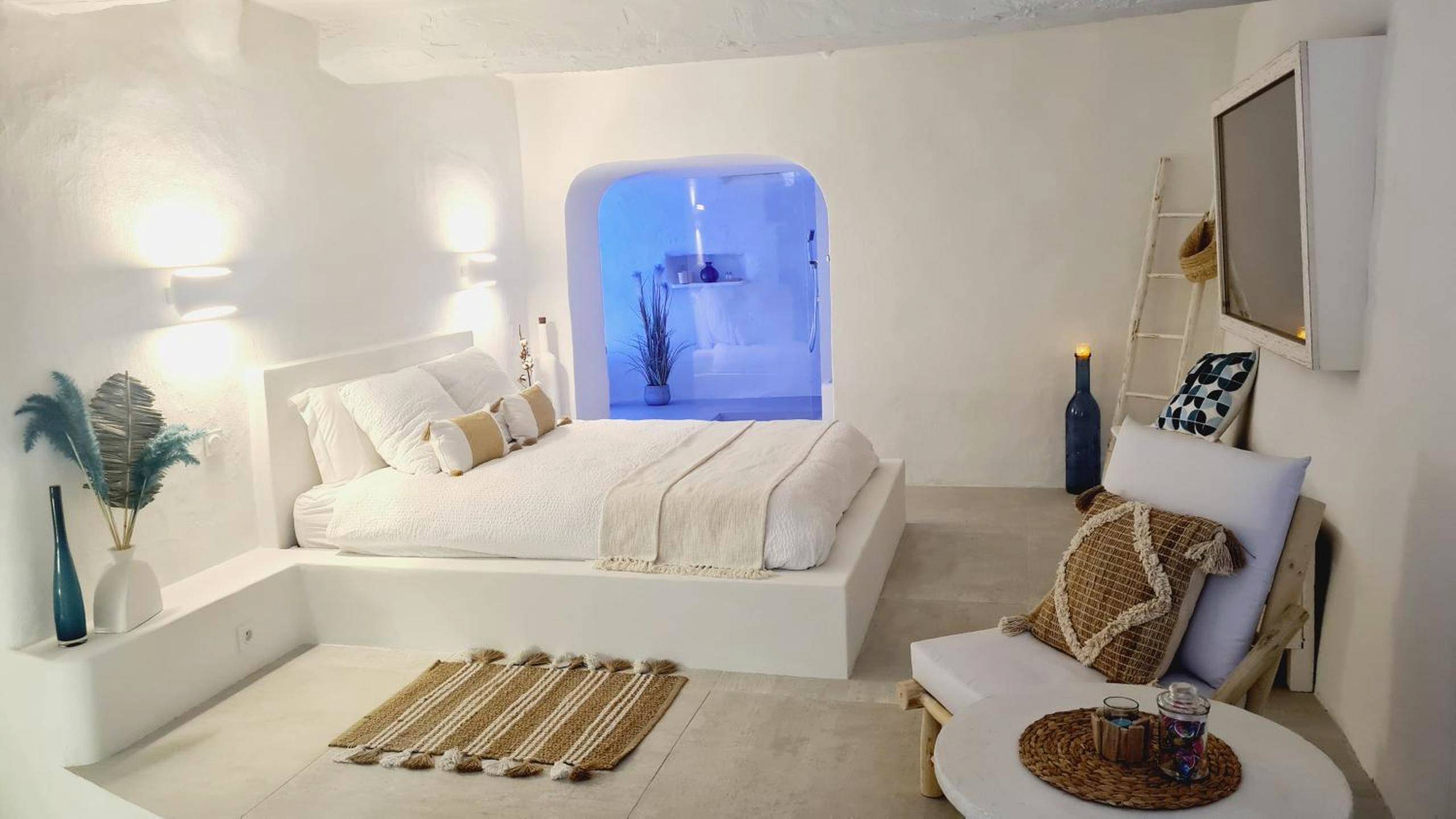 Chambre blanche épurée avec lit king size - Loveroom La Cesarine Jacuzzi privé