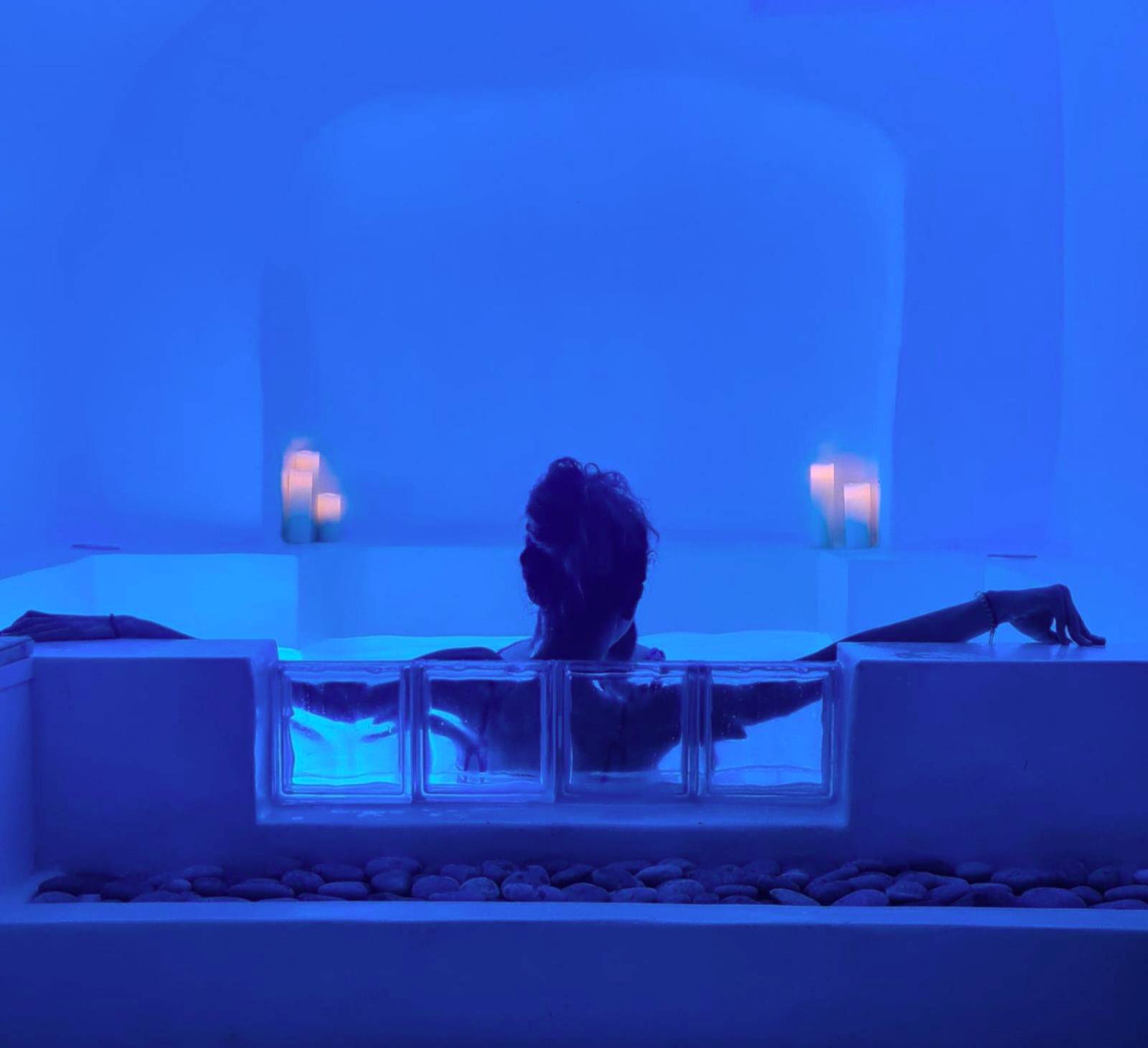 Moment de détente dans jacuzzi bleu tamisé - Loveroom La Cesarine Jacuzzi privé