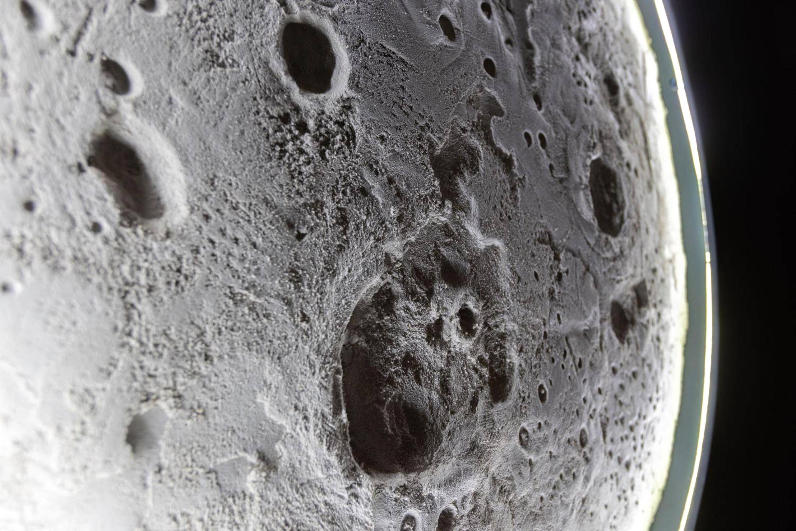 Décoration murale lune en relief rétroéclairée - Love Room Saint - Étienne - CEVA Suite Moonlight - Jacuzzi & Cinéma...