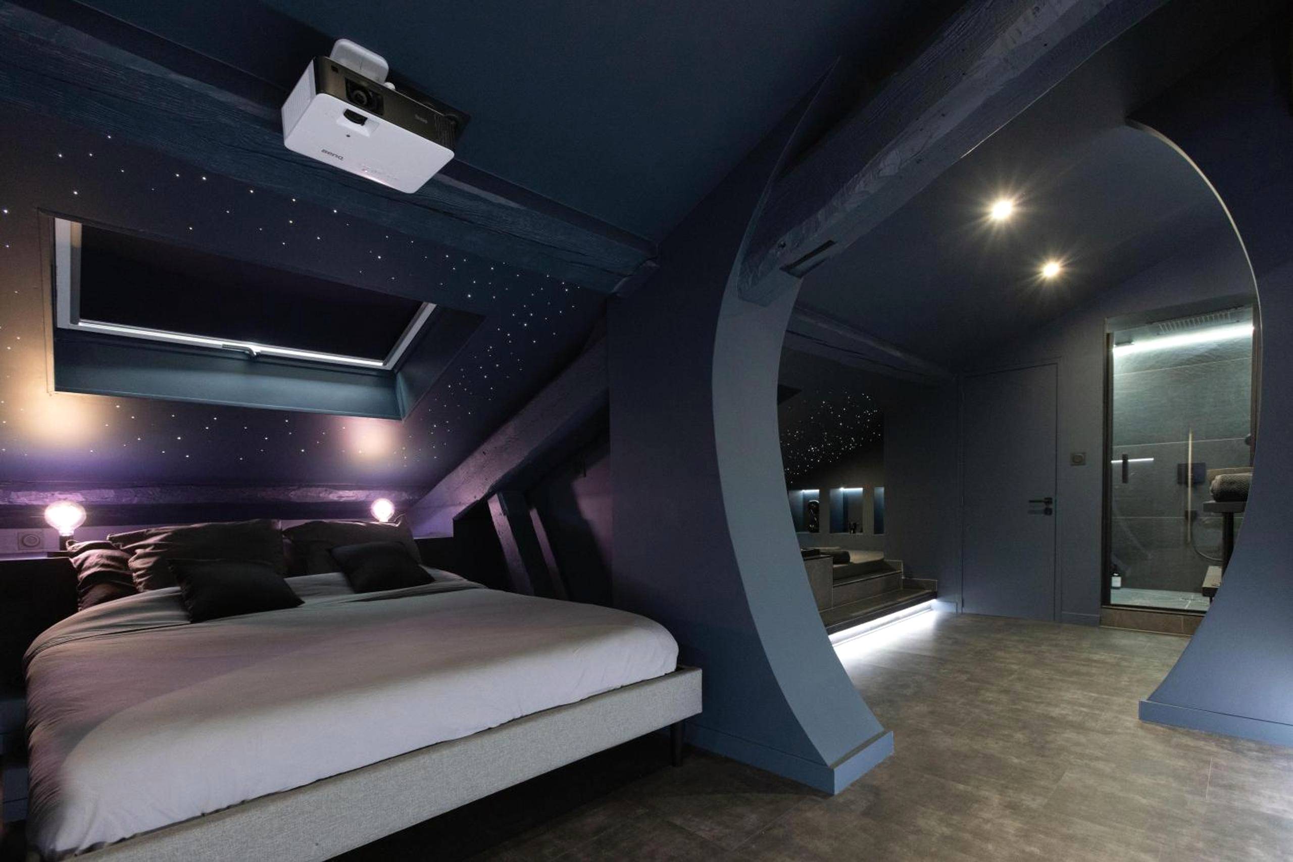 Lit double sous plafond étoilé avec projecteur - CEVA Suite Moonlight - Jacuzzi & Cinéma Centre ville