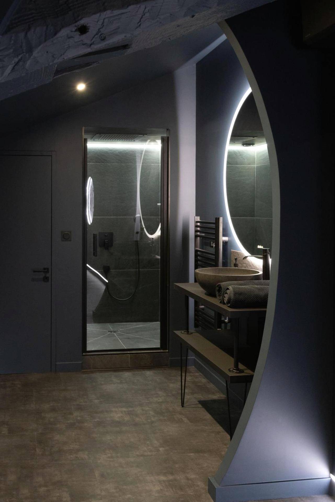 Salle d'eau moderne avec vasque en pierre - CEVA Suite Moonlight - Jacuzzi & Cinéma Centre ville