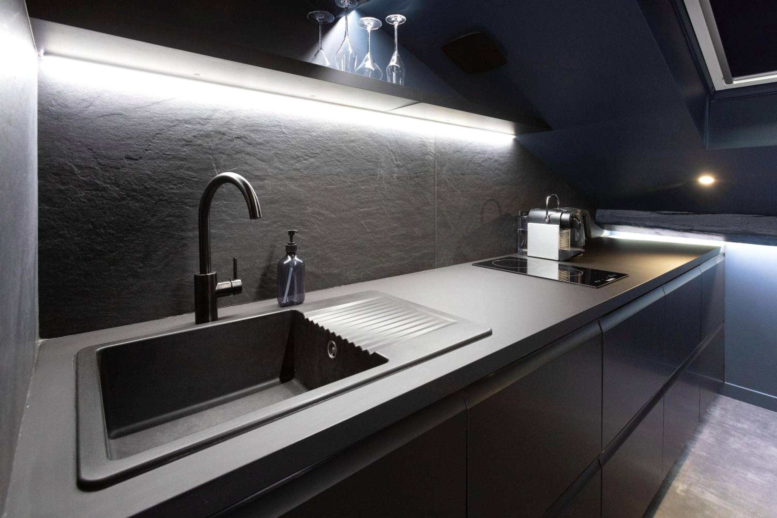 Kitchenette noire minimaliste équipée - CEVA Suite Moonlight - Jacuzzi & Cinéma Centre ville