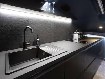 Kitchenette noire minimaliste équipée - CEVA Suite Moonlight - Jacuzzi & Cinéma Centre ville