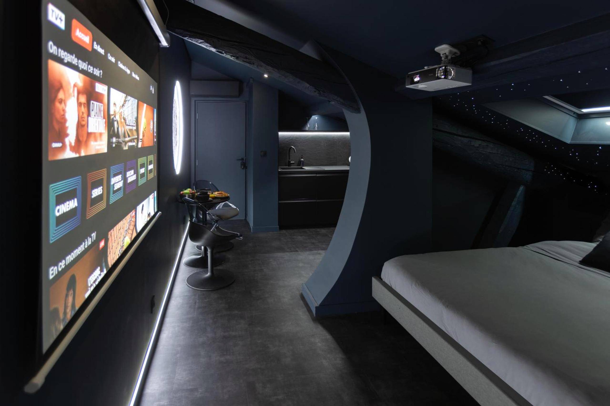 Espace cinéma avec grand écran de projection - CEVA Suite Moonlight - Jacuzzi & Cinéma Centre ville