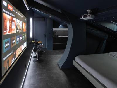 Espace cinéma avec grand écran de projection - CEVA Suite Moonlight - Jacuzzi & Cinéma Centre ville