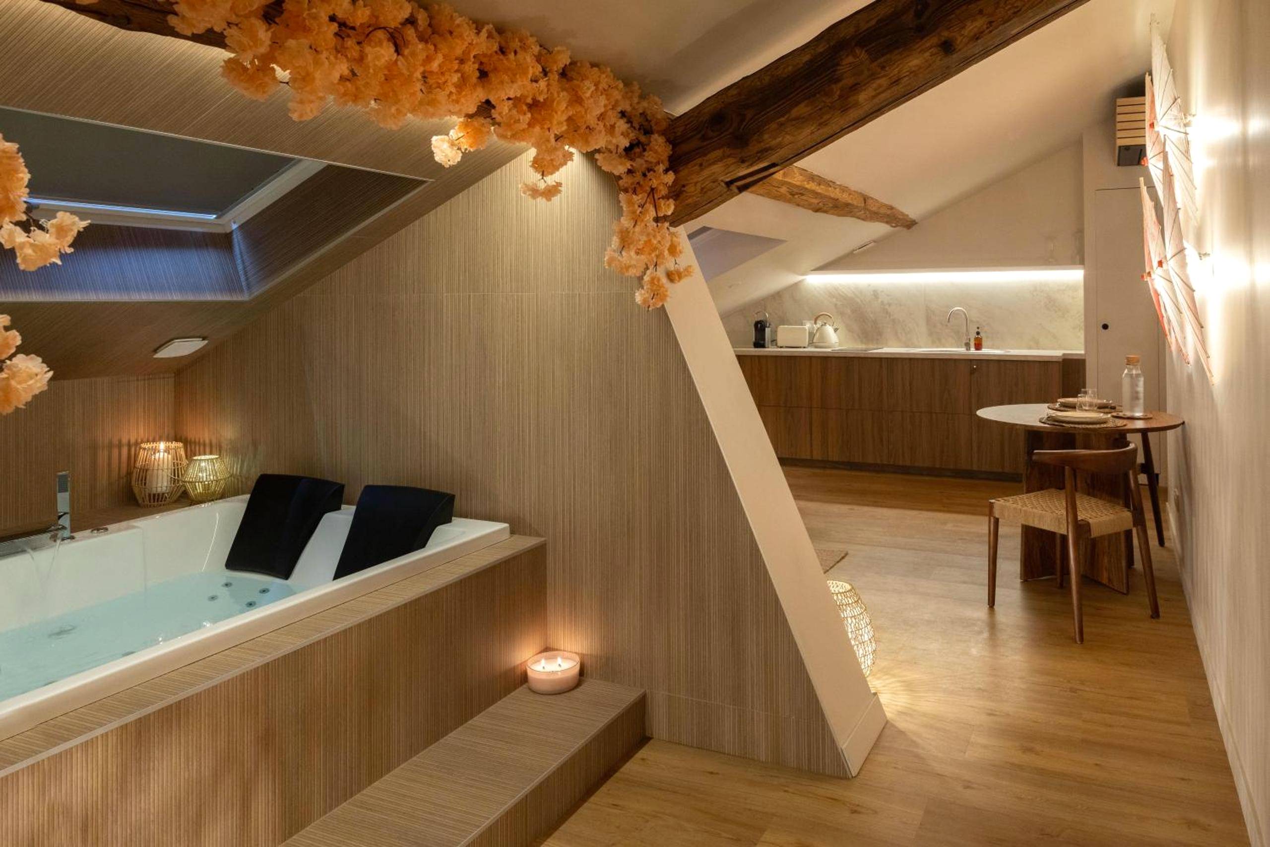 Baignoire balnéo sous charpente en bois - Love Room Saint - Étienne - CEVA Suite Sakura - Jacuzzi & Cinéma Centre ville