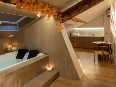 Baignoire balnéo sous charpente en bois - Love Room Saint - Étienne - CEVA Suite Sakura - Jacuzzi & Cinéma Centre ville