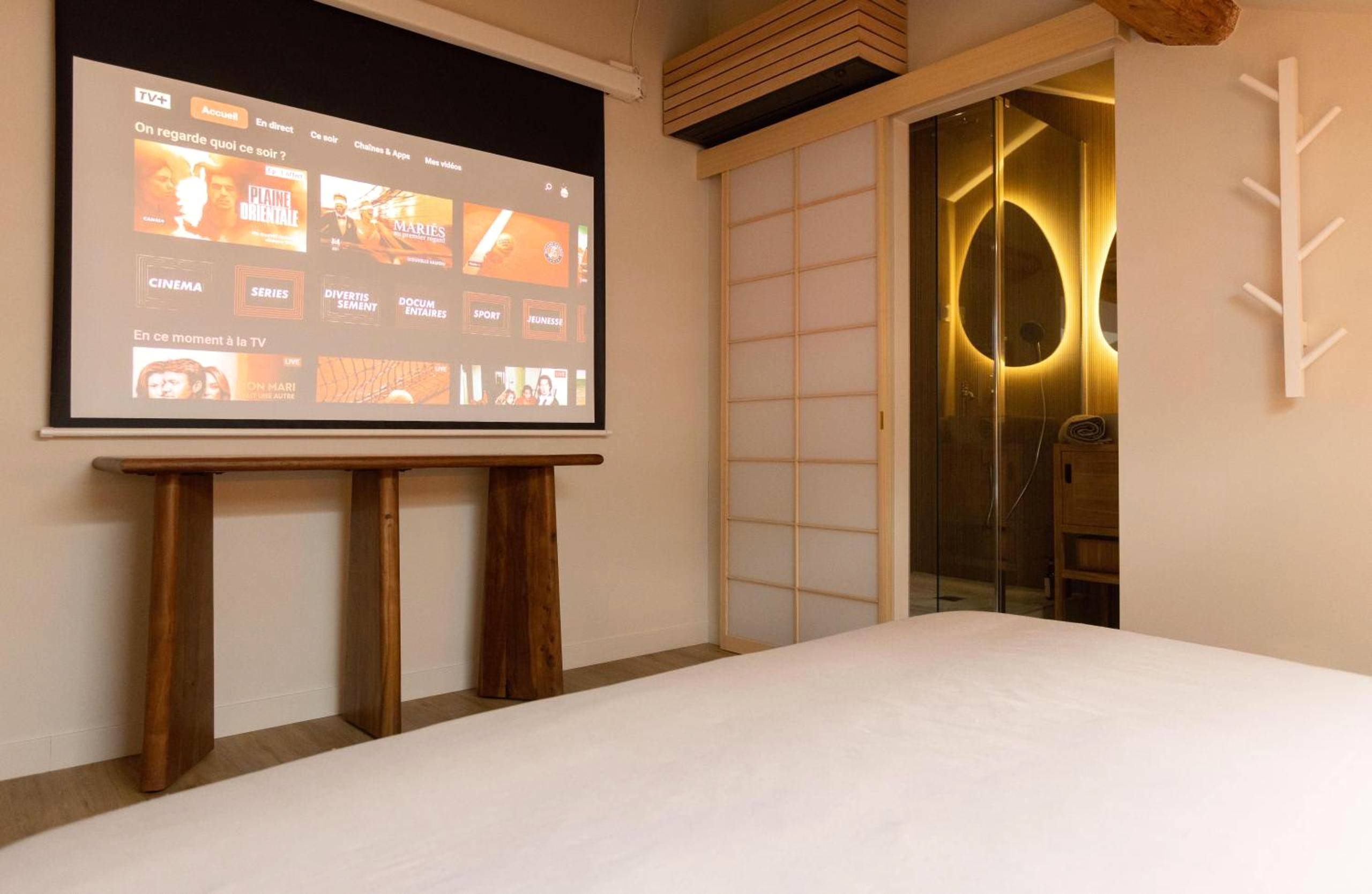 Écran de projection face au lit king size - CEVA Suite Sakura - Jacuzzi & Cinéma Centre ville