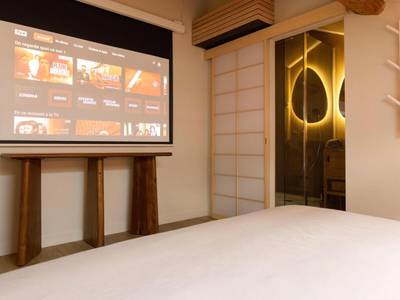 Écran de projection face au lit king size - CEVA Suite Sakura - Jacuzzi & Cinéma Centre ville