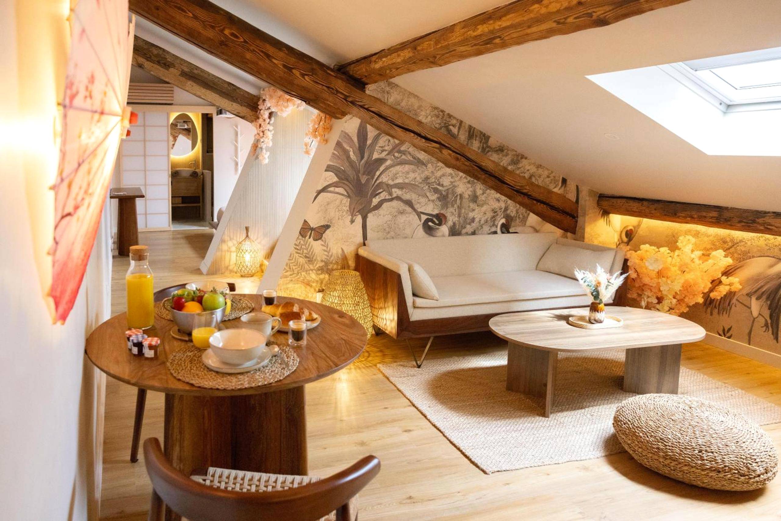 Salon mansardé avec coin repas et canapé - CEVA Suite Sakura - Jacuzzi & Cinéma Centre ville