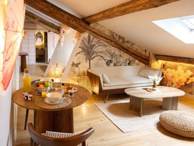 Salon mansardé avec coin repas et canapé - CEVA Suite Sakura - Jacuzzi & Cinéma Centre ville