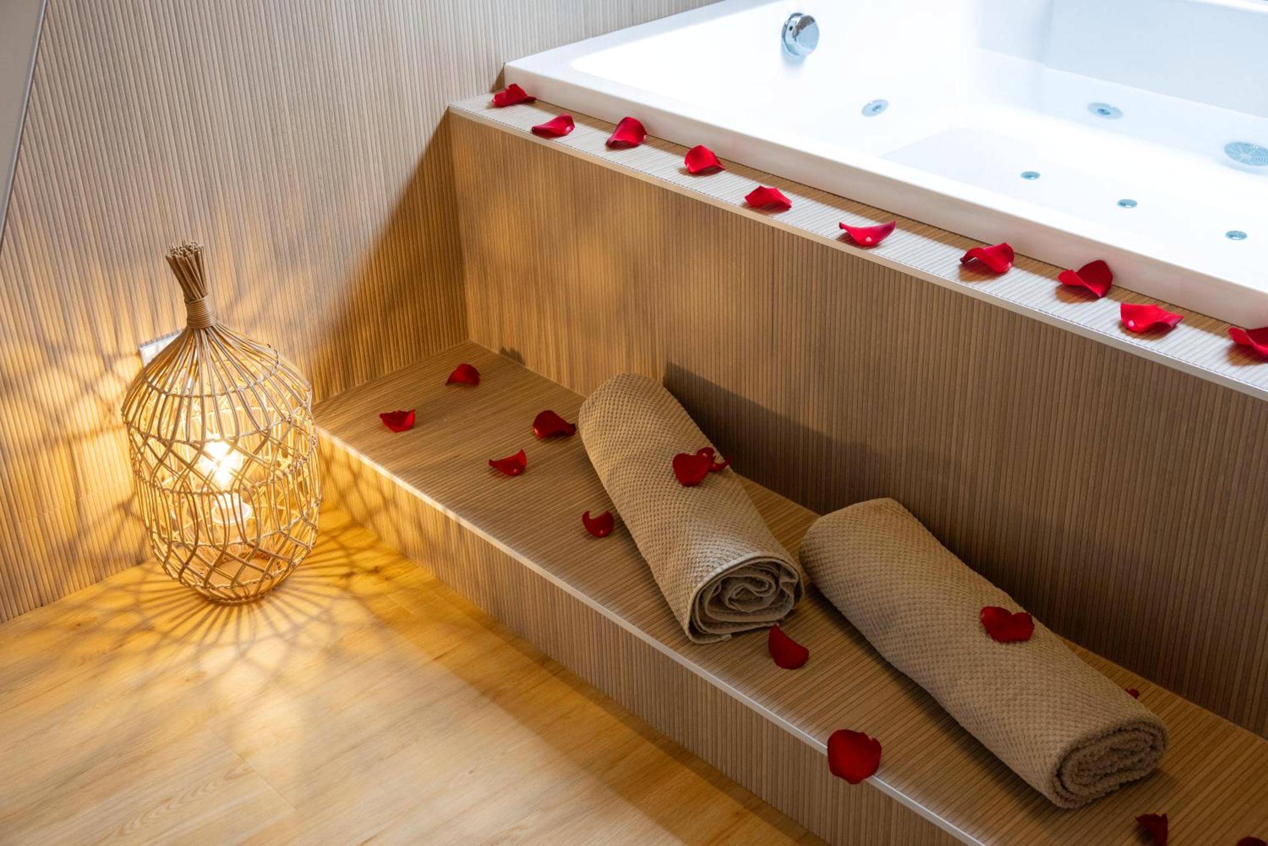 Détails romantiques avec pétales et serviettes - CEVA Suite Sakura - Jacuzzi & Cinéma Centre ville