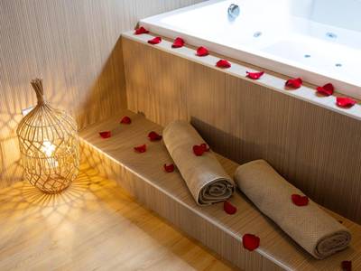 Détails romantiques avec pétales et serviettes - CEVA Suite Sakura - Jacuzzi & Cinéma Centre ville