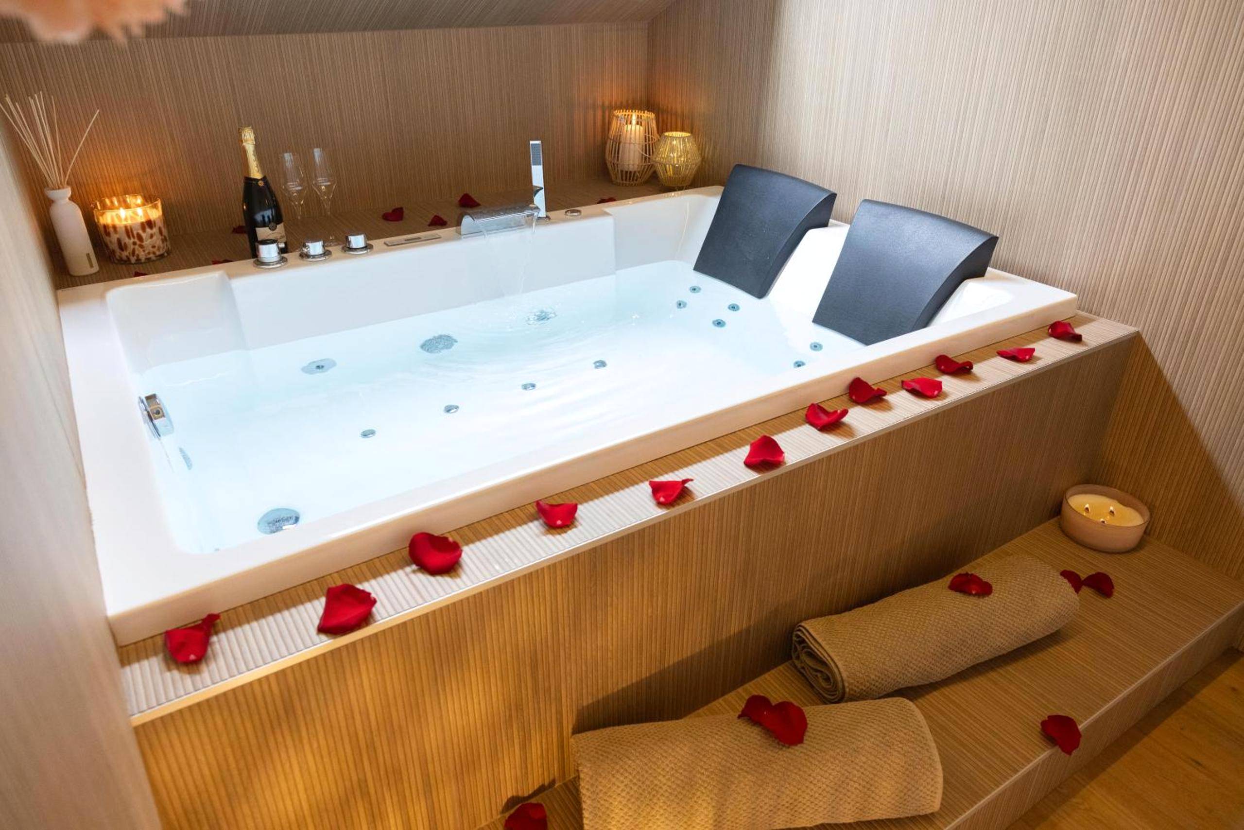 Photo du logement - CEVA Suite Sakura - Jacuzzi & Cinéma Centre ville - Saint - Étienne