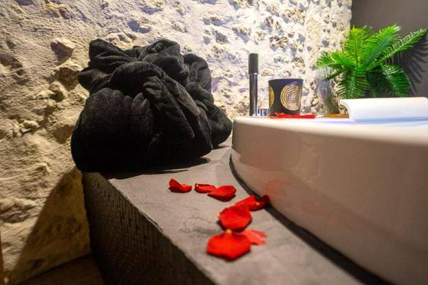 Photo du logement - LOVE Suites & SPA "Le Chai" avec lit rond