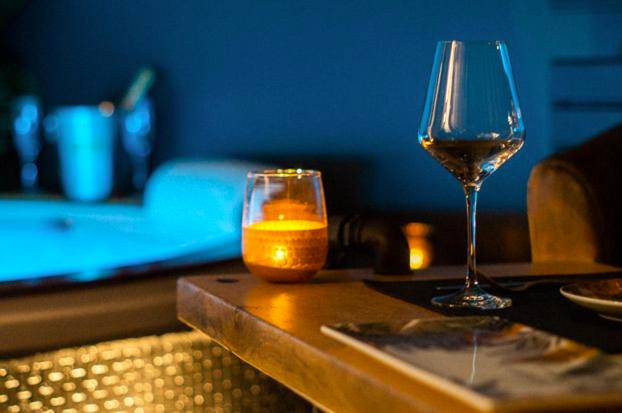 Photo du logement - LOVE Suites & SPA "Le Chai" avec lit rond - Médis