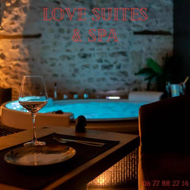 Détail d'un verre de vin devant le spa - LOVE Suites & SPA "Le Chai" avec lit rond
