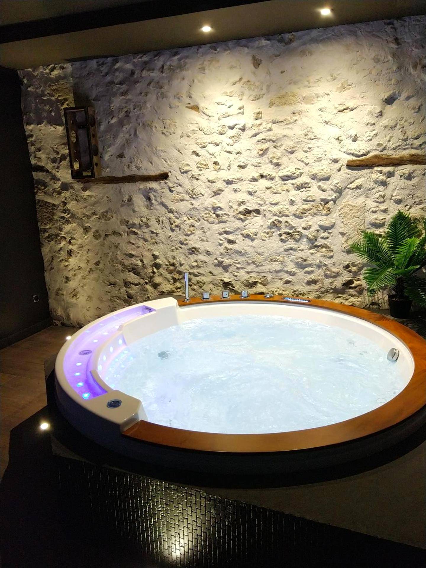 Photo du logement - LOVE Suites & SPA "Le Chai" avec lit rond - Médis