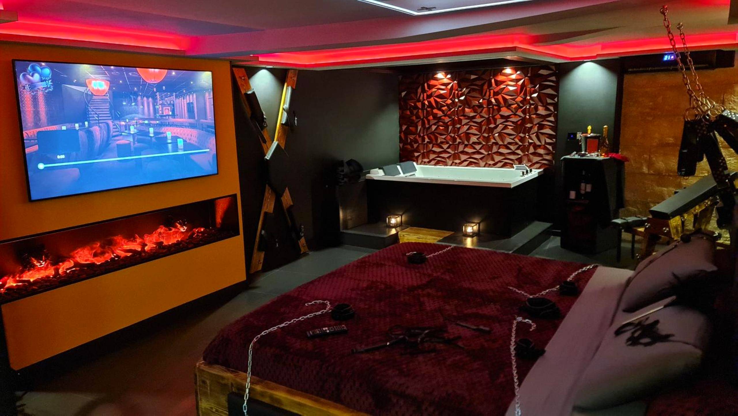 Lit avec chaînes, cheminée et jacuzzi - Love Room Bargemon - LOVEROOM "Des Chaines Les Passions"