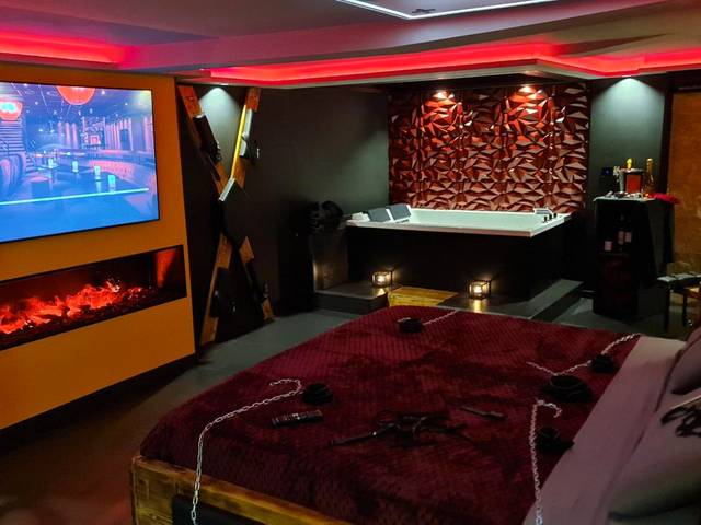 Lit avec chaînes, cheminée et jacuzzi - Love Room Bargemon - LOVEROOM "Des Chaines Les Passions"