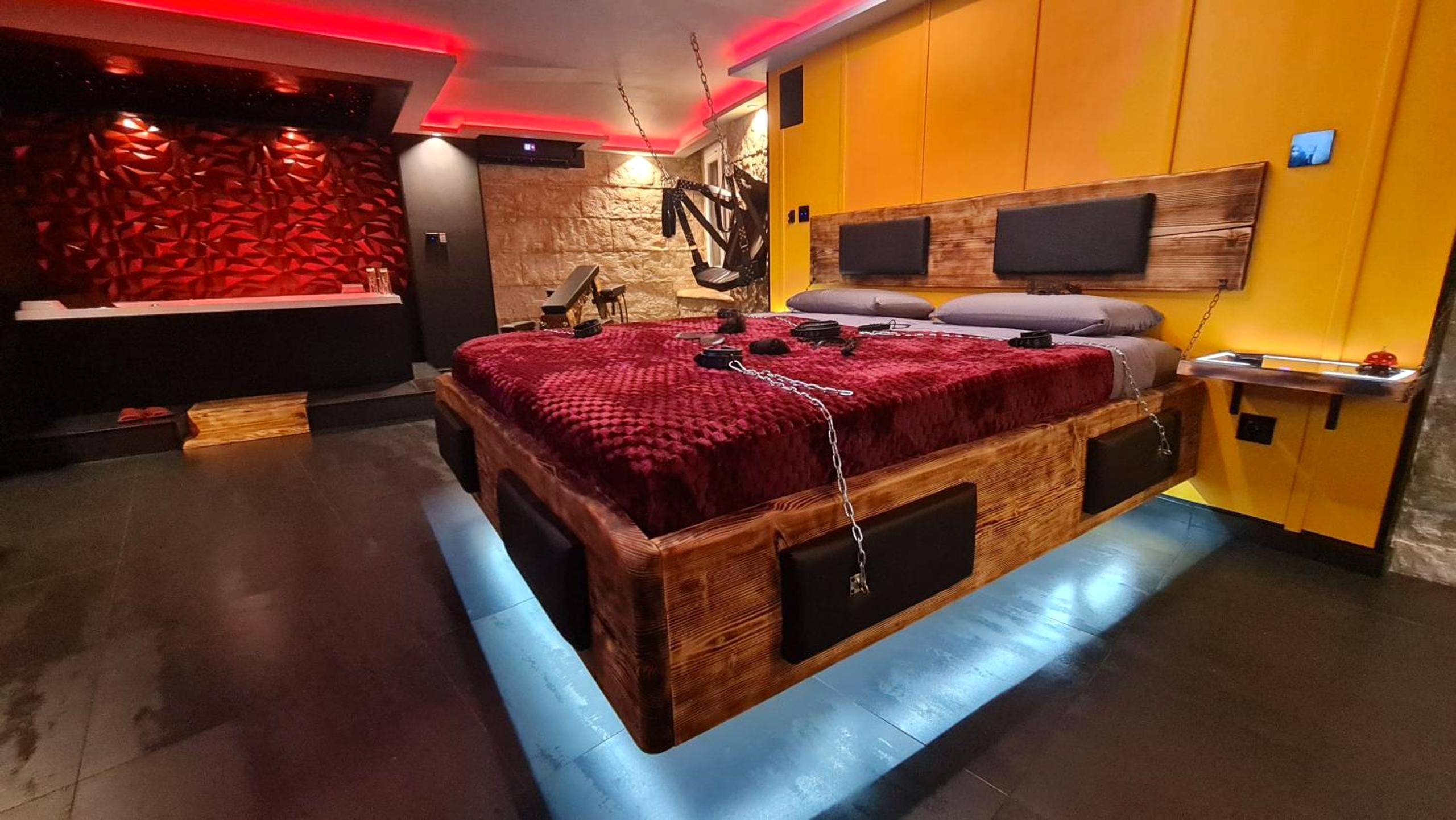 Lit suspendu en bois avec éclairage LED bleu - LOVEROOM "Des Chaines Les Passions"