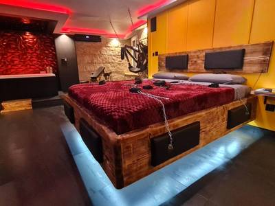 Lit suspendu en bois avec éclairage LED bleu - LOVEROOM "Des Chaines Les Passions"