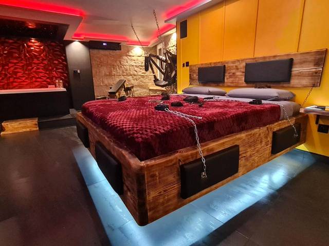 Lit suspendu en bois avec éclairage LED bleu - LOVEROOM "Des Chaines Les Passions"