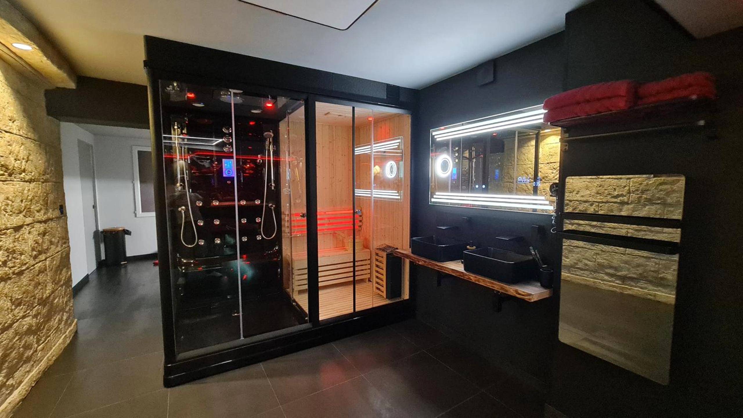 Photo du logement - LOVEROOM "Des Chaines Les Passions"