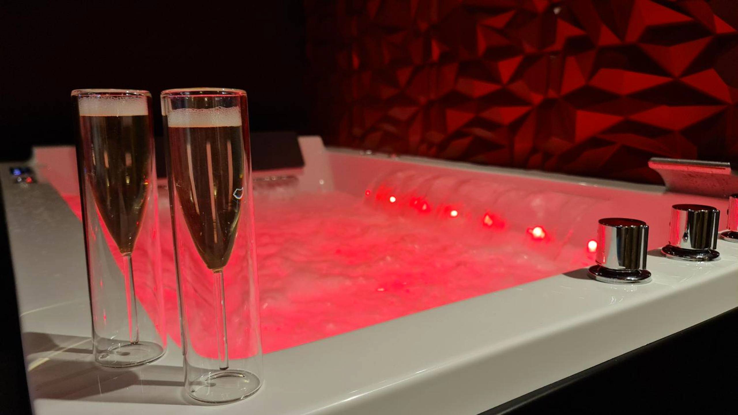 Photo du logement - LOVEROOM "Des Chaines Les Passions"