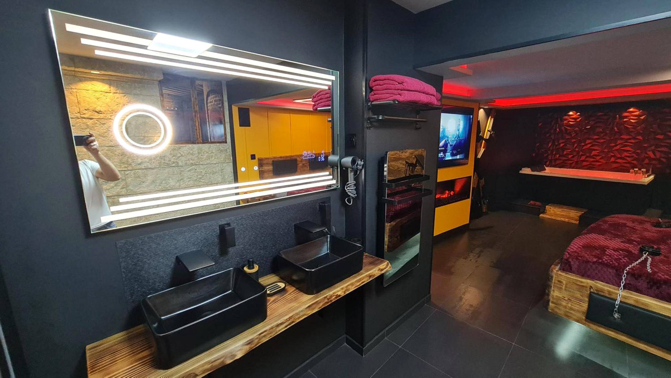 Double vasque noire et miroir lumineux - LOVEROOM "Des Chaines Les Passions"