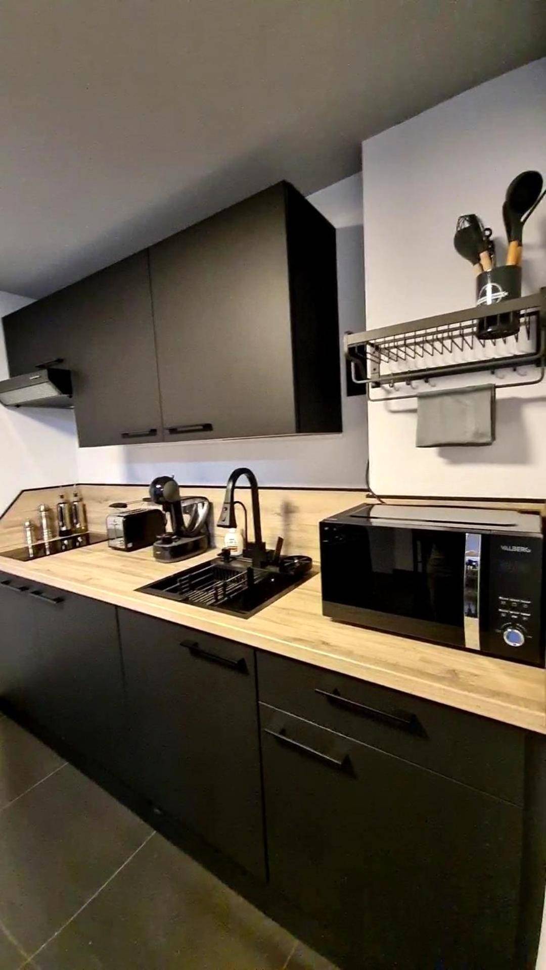 Cuisine équipée moderne aux tons noirs - LOVEROOM "Des Chaines Les Passions"