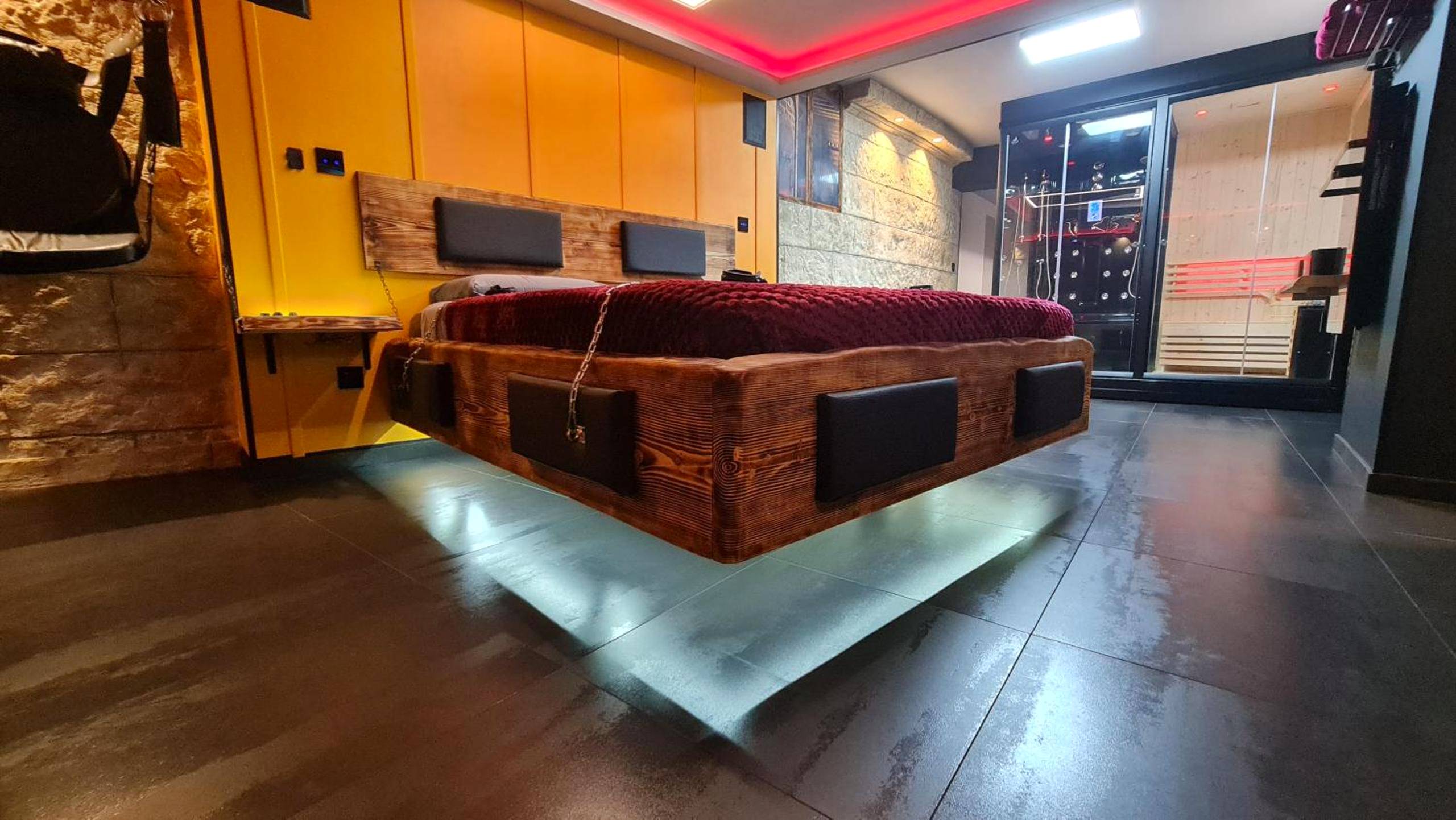 Lit flottant et cabine de douche sensorielle - LOVEROOM "Des Chaines Les Passions"