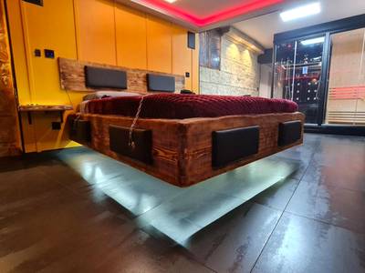 Lit flottant et cabine de douche sensorielle - LOVEROOM "Des Chaines Les Passions"