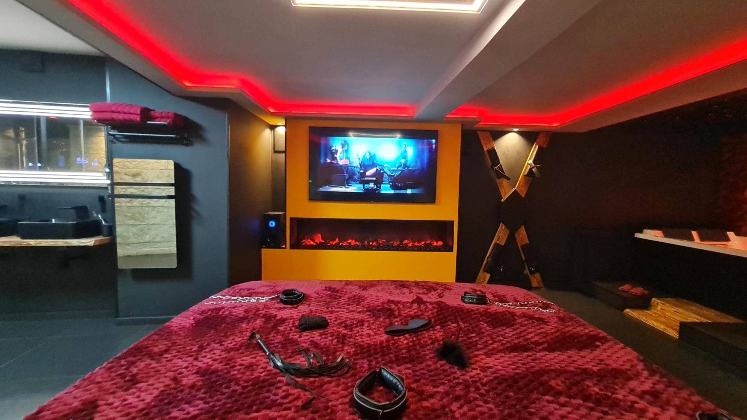 Photo du logement - LOVEROOM "Des Chaines Les Passions"