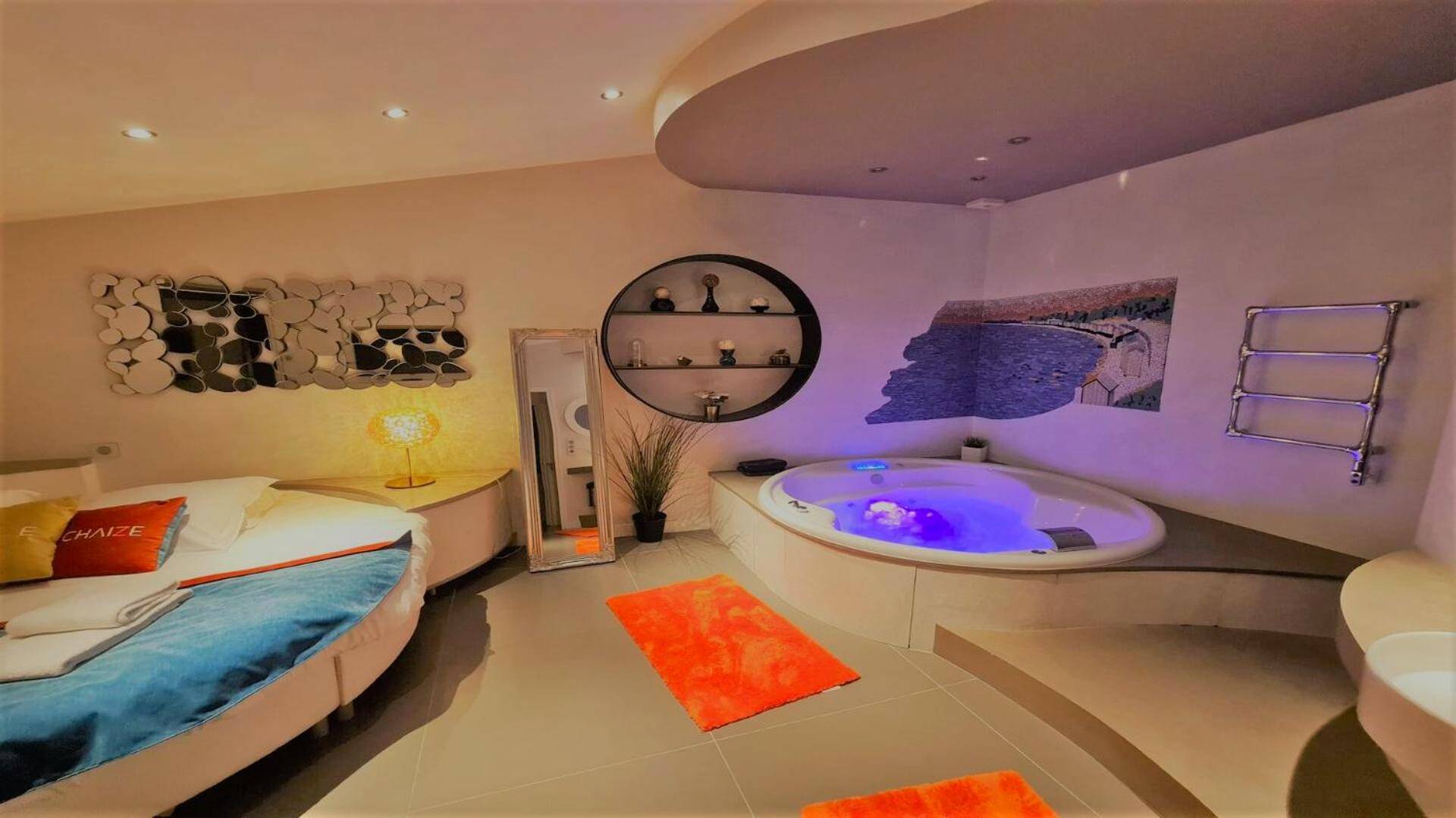 Lit rond et jacuzzi avec éclairage violet - Love Room Noirmoutier - en - l'Île - La Chaize - Villa, Suites & Spa