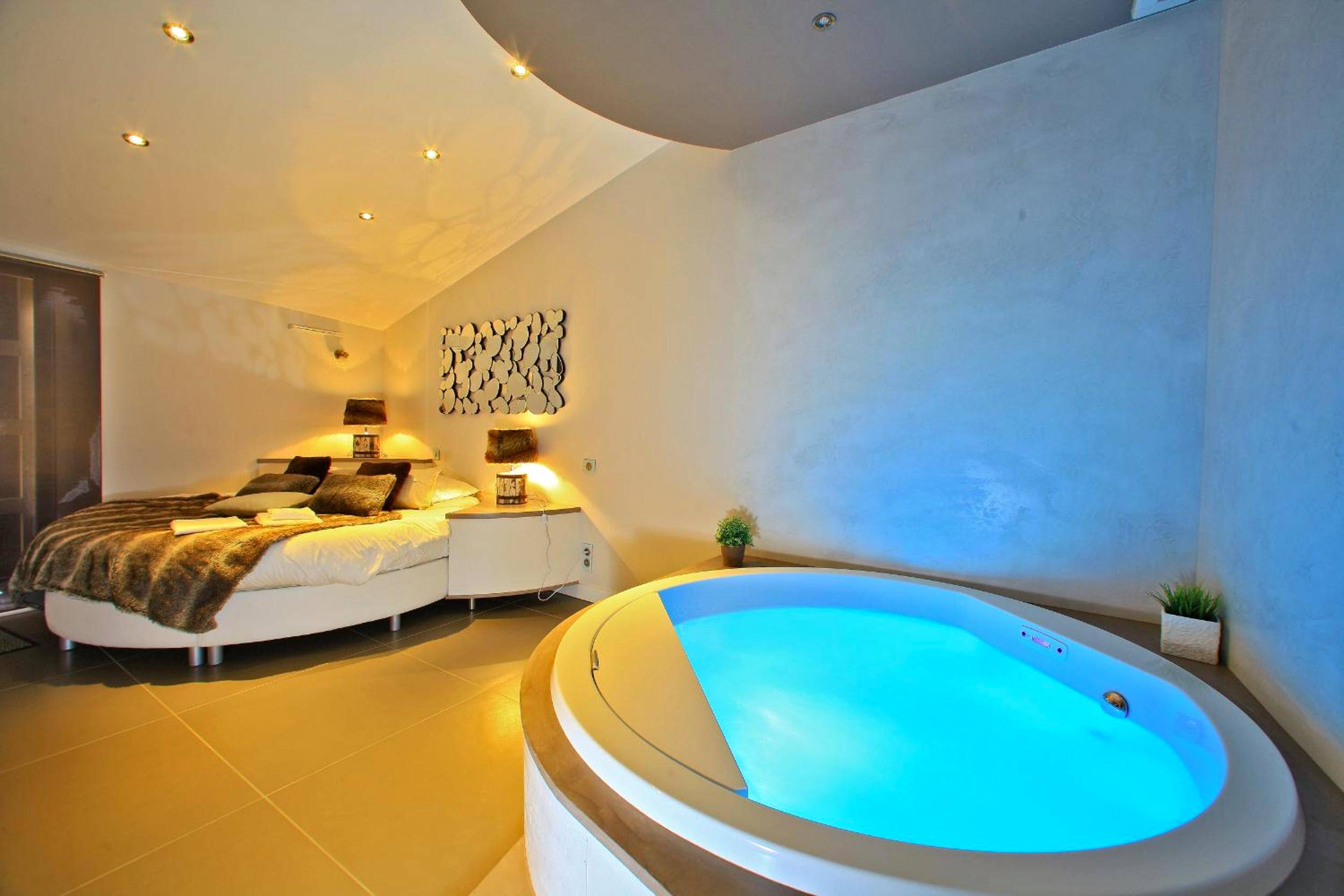 Jacuzzi privatif avec luminothérapie bleue - La Chaize - Villa, Suites & Spa