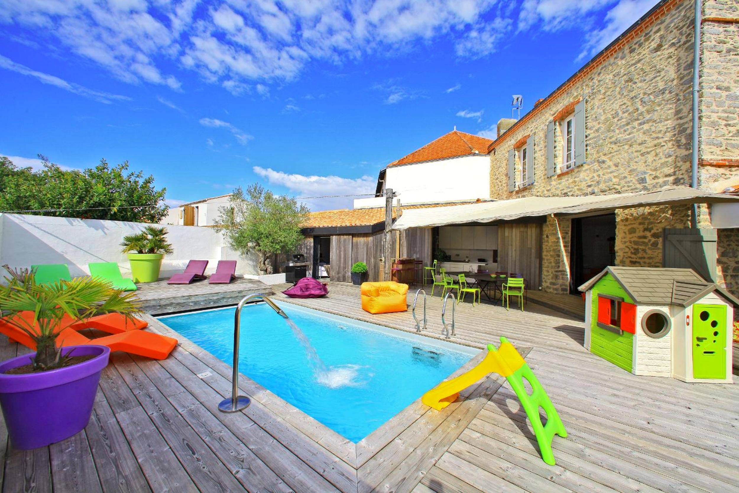 Piscine extérieure et terrasse en bois - La Chaize - Villa, Suites & Spa