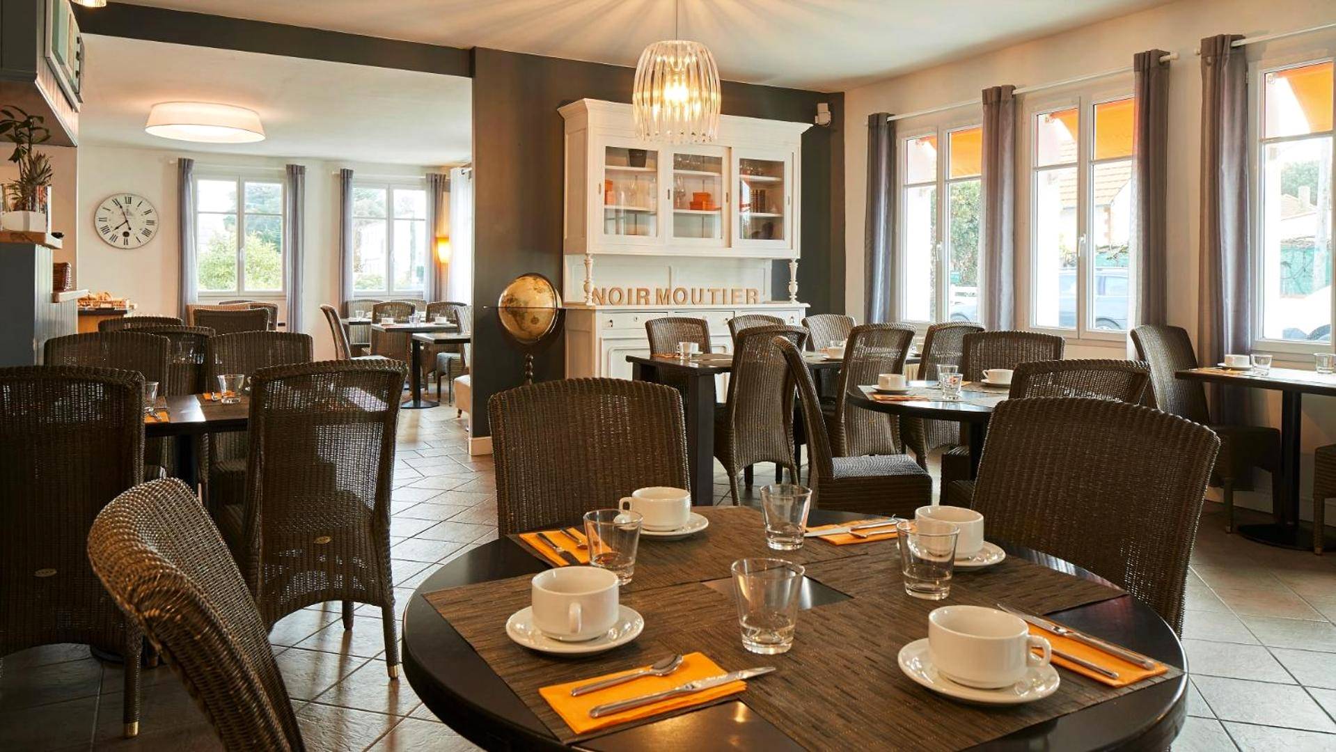 Salle de petit - déjeuner avec tables dressées - La Chaize - Villa, Suites & Spa