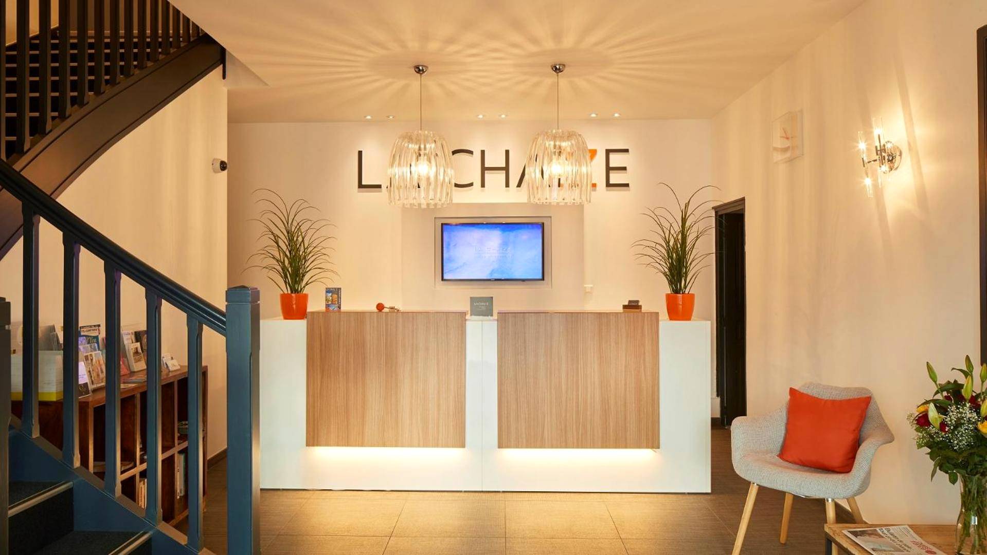 Réception moderne avec comptoir en bois - La Chaize - Villa, Suites & Spa