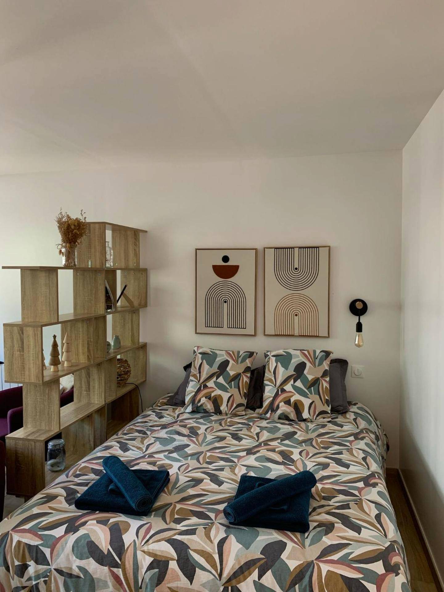 Lit double avec parure à motifs feuillage - Chalet bain nordique - Calm & relax - Wifi - Netflix - AppleTV - Canal