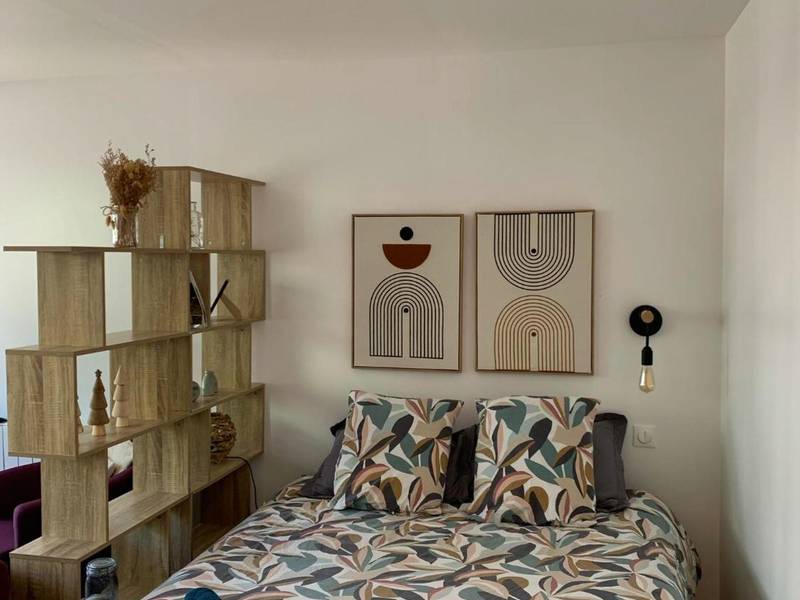 Lit double avec parure à motifs feuillage - Chalet bain nordique - Calm & relax - Wifi - Netflix - AppleTV - Canal