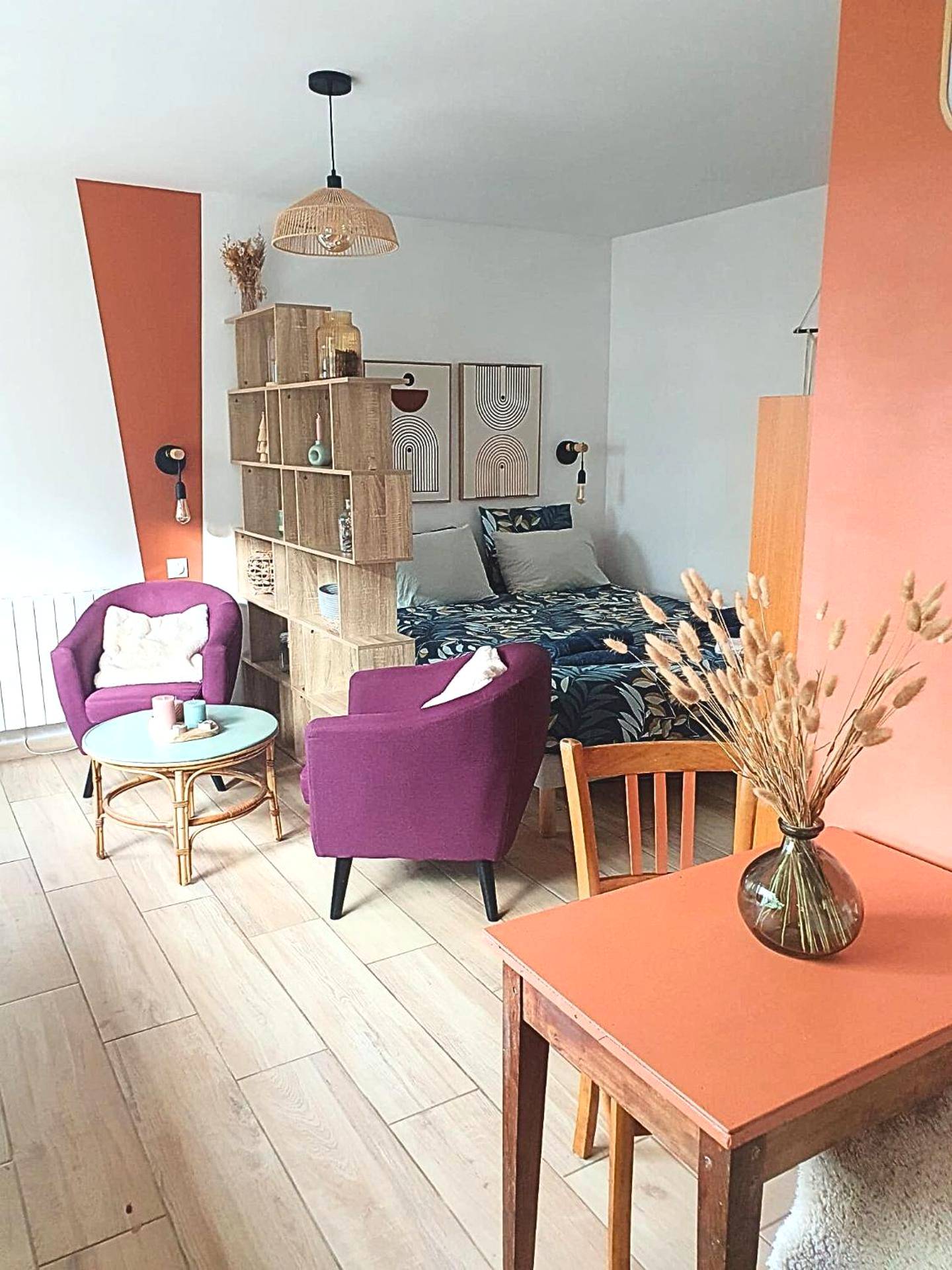 Espace salon avec fauteuils violets et coin nuit - Chalet bain nordique - Calm & relax - Wifi - Netflix - AppleTV - Canal
