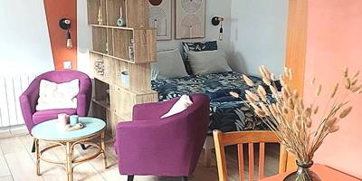 Espace salon avec fauteuils violets et coin nuit - Chalet bain nordique - Calm & relax - Wifi - Netflix - AppleTV - Canal