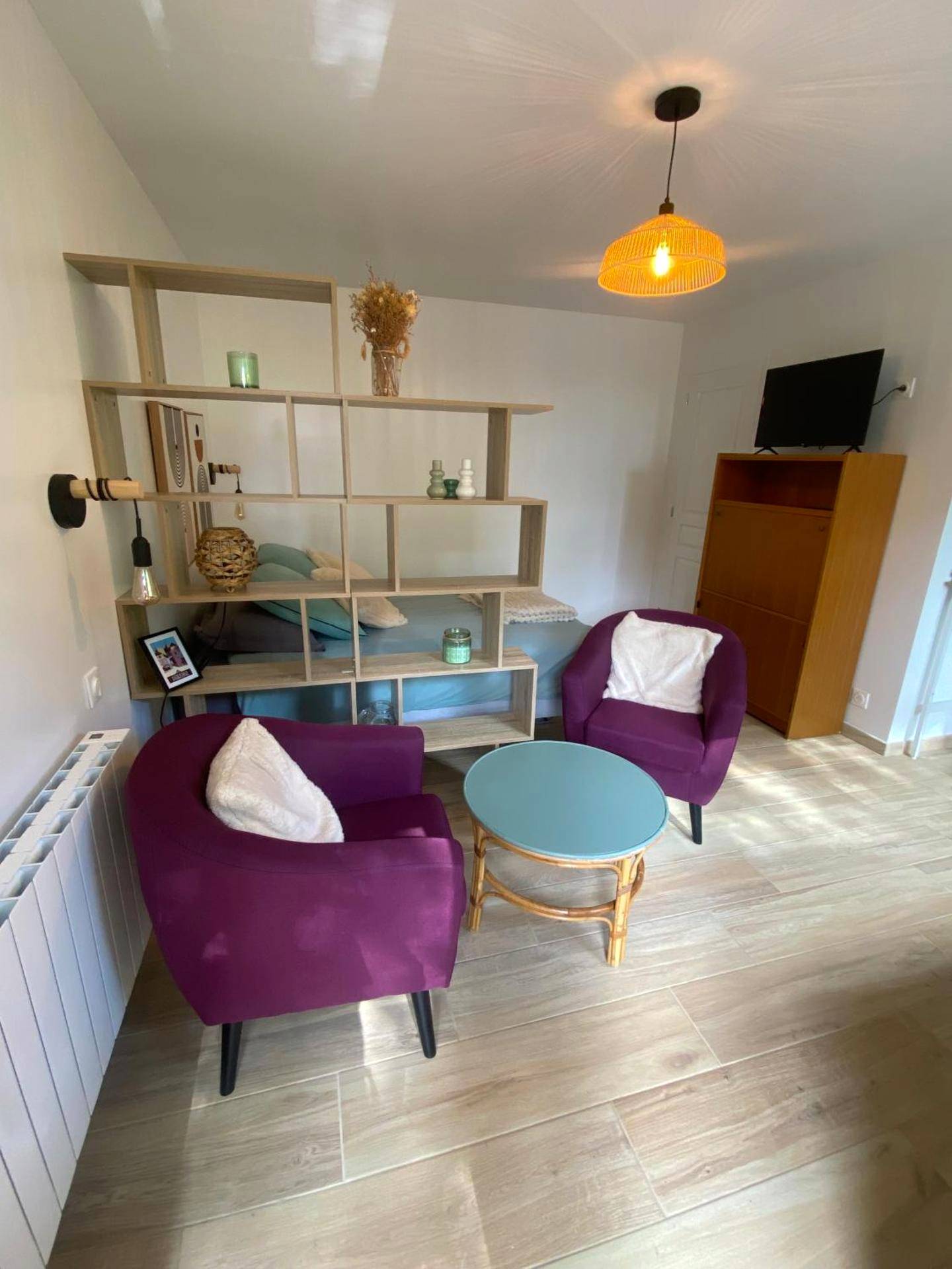 Vue d'ensemble du séjour et de la bibliothèque - Chalet bain nordique - Calm & relax - Wifi - Netflix - AppleTV - Canal