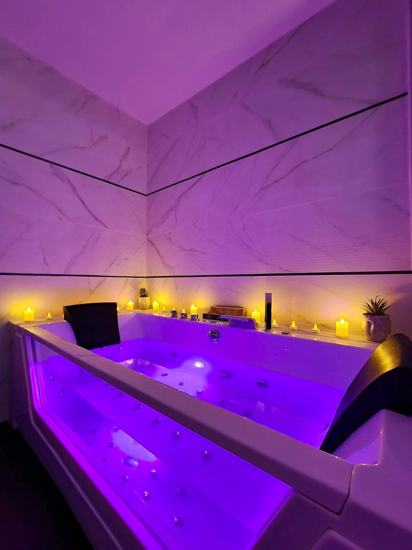 Jacuzzi privatif avec éclairage LED violet - Love Room Le Castellet - Fully renovated Chalet privatif suite romantique...