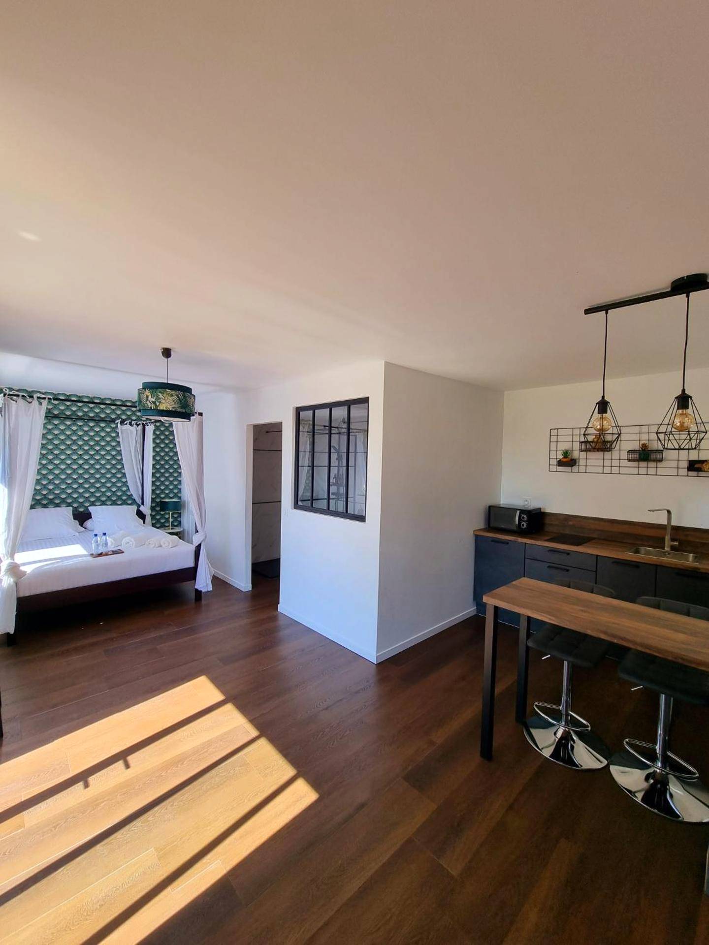 Vue d'ensemble du studio avec coin nuit - Fully renovated Chalet privatif suite romantique love balneo